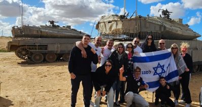 מתנדי עמותת אחים למנגל ליד טנקים עם דגל ישראל, צילום: עמותת אחים לנגל