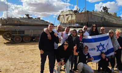 מתנדי עמותת אחים למנגל ליד טנקים עם דגל ישראל, צילום: עמותת אחים לנגל