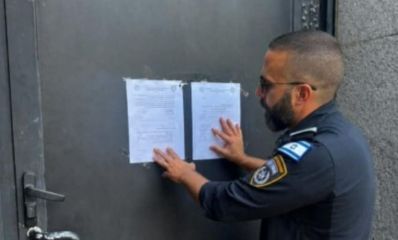שוטר מדביק על דלת מועדון צו סגירה מנהלי, צילום: משטרה
