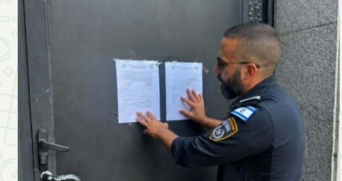 שוטר מדביק על דלת מועדון צו סגירה מנהלי, צילום: משטרה