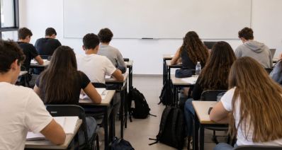 תלמידי תיכון יושבים בכיתה מול הלוח, הדמיית AI: שרון אונליין