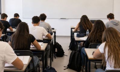 תלמידי תיכון יושבים בכיתה מול הלוח, הדמיית AI: שרון אונליין