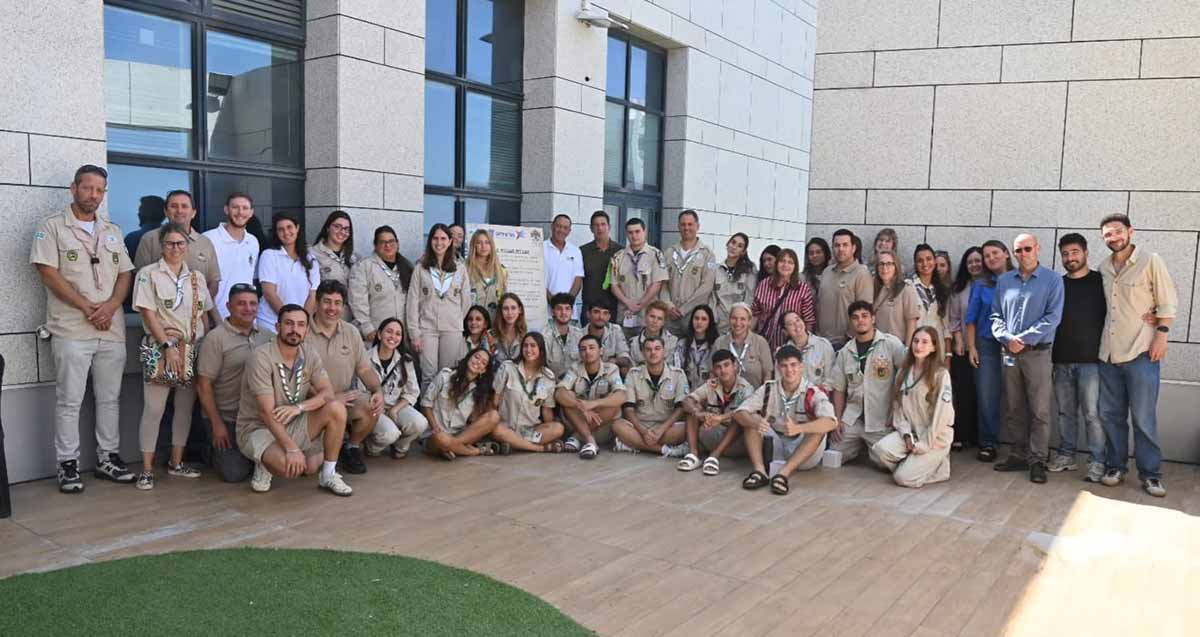 קבוצה גדולה של הצופים עם המנכל של עיריית הרצליה אלכס גולדשטיין