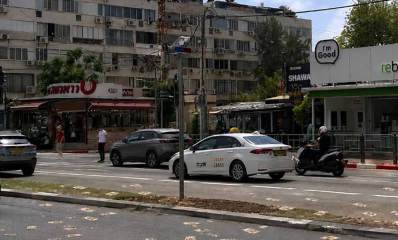 כסף על המדרכה ברחוב סוקולוב. איור AI