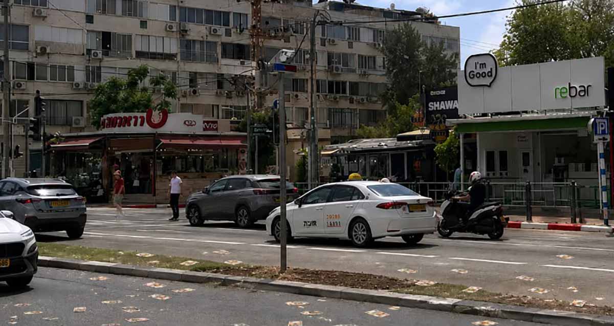 כסף על המדרכה ברחוב סוקולוב. איור AI