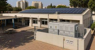 מתקן אגירת חשמל (לעת חירום) באמצעות פאנלים סולאריים. איור Ai