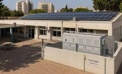 מתקן אגירת חשמל (לעת חירום) באמצעות פאנלים סולאריים. איור Ai