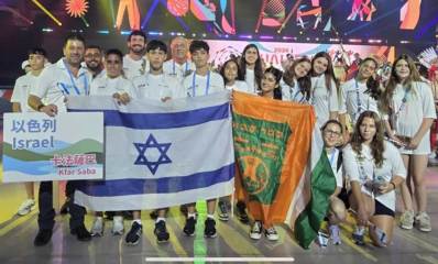 משלחת כפר סבא באולימפיאדת הילדים בטאייוואן. תמונה קבוצתית עם דגל ישראל ודגל כפר סבא.