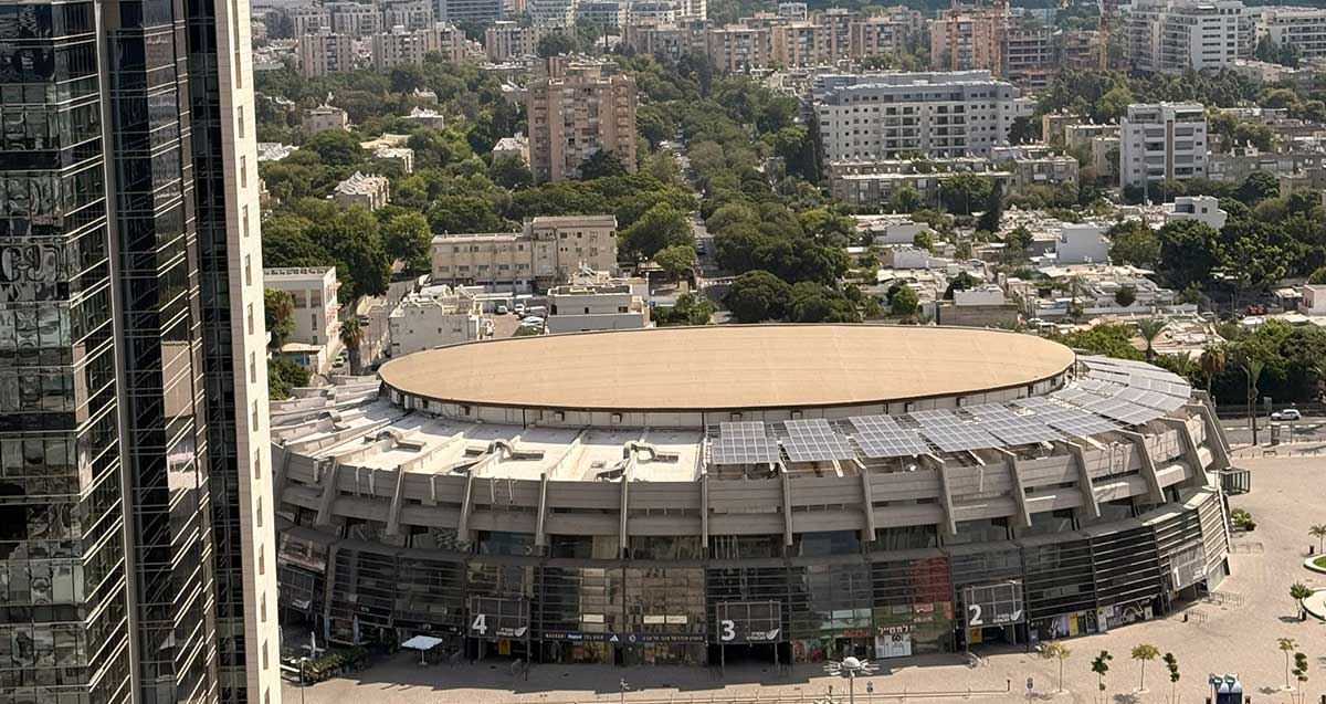 היכל מנורה מבטחים ביד אליהו ומעליו שדרות יד לבנים