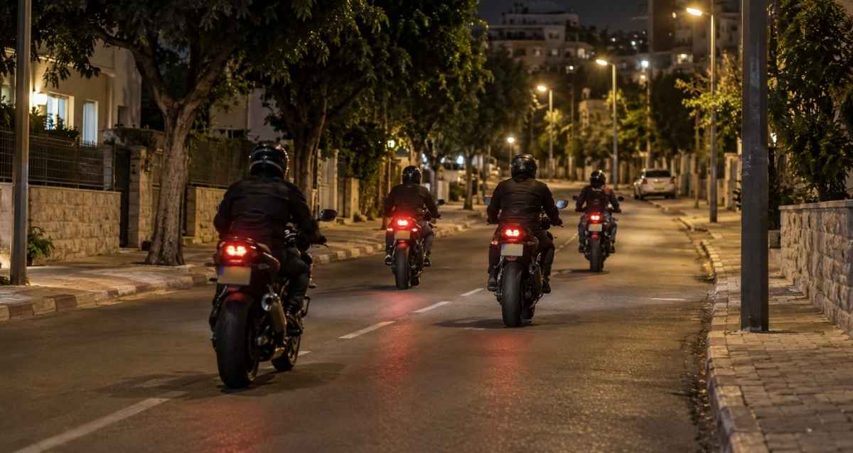אופנועים על הכביש בלילה, הדמיית AI: שרון אונליין