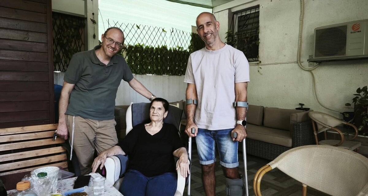 ערן קליין, אבא של יואב ז"ל, אליס בוסקילה וצחי וייס. צילום: פרטי