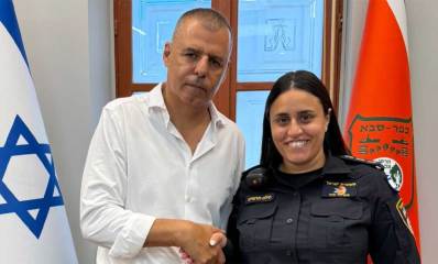הילה תרשיש מפקדת השיטור העירוני, עם ראש העיר רפי סער