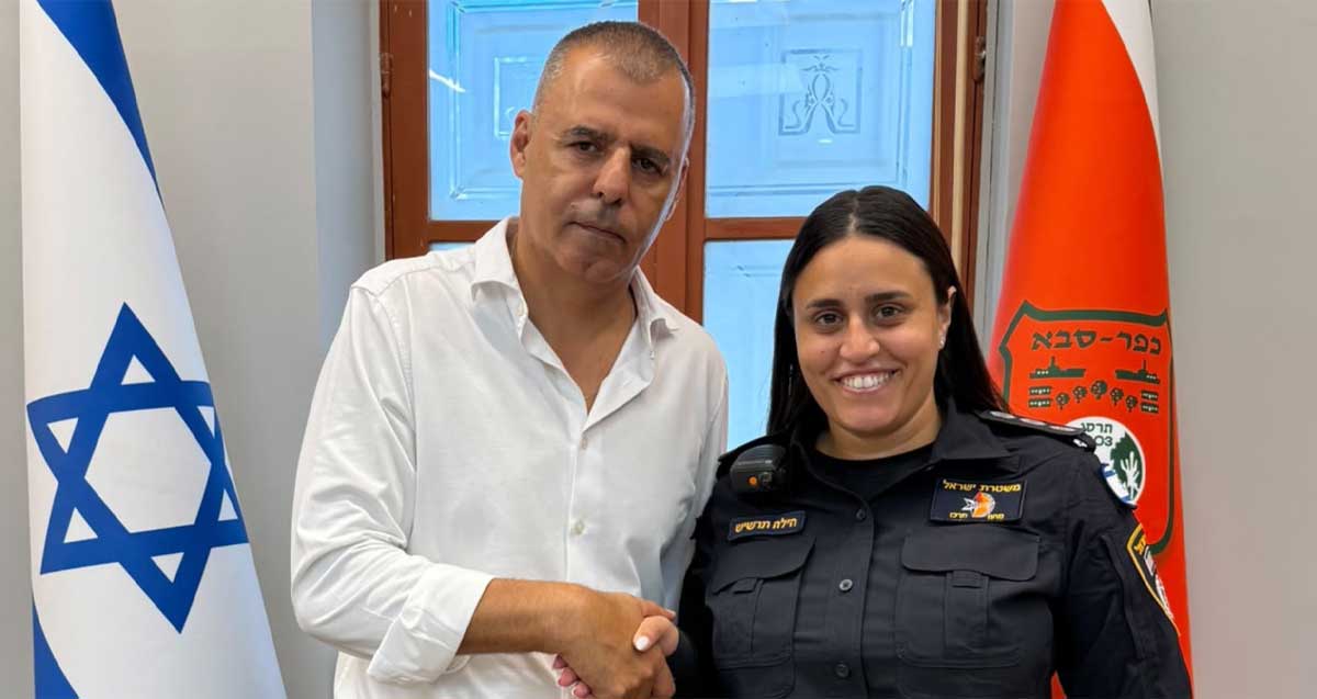 הילה תרשיש מפקדת השיטור העירוני, עם ראש העיר רפי סער
