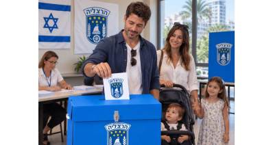 בחירות לכנסת בהרצליה. איור AI איש צעיר משלשל מעטפה לתיבת הקלפי. לצידו ומימין עומדת רעייתו ושני ילדיהם, ילדה אוחזת בידה של אמה והילד בעגלה. משמאל מאחוריו יושבים חברי ועדת הקלפי.
