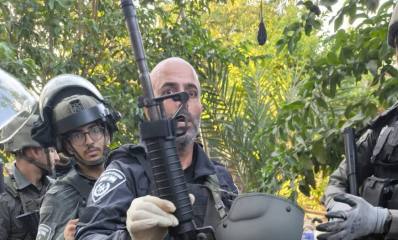 שוטרי משטרת ישראל מציגים כלי נשק שנחשף בקלקיליה. צילום: משטרת ישראל
