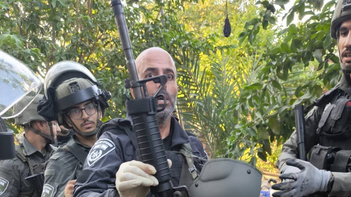 שוטרי משטרת ישראל מציגים כלי נשק שנחשף בקלקיליה. צילום: משטרת ישראל