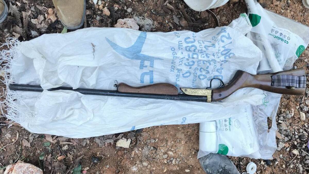 כלי נשק שנחשף סמוך למנהרה בקלקיליה. צילום: משטרת ישראל