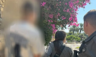 שוטרים עוצרים חשוד בעקבות תקיפה בקיוסק ברמת השרון