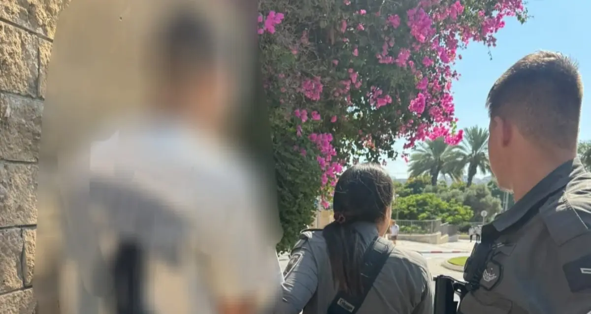 שוטרים עוצרים חשוד בעקבות תקיפה בקיוסק ברמת השרון