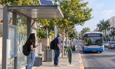 2 אנשים עומדים בתחנת אוטובוס, הדמיית AI: שרון אונליין
