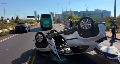 רכב הפוך במחלף הסירה, צילום: מד"א