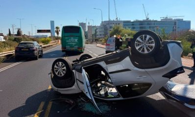רכב הפוך במחלף הסירה, צילום: מד"א
