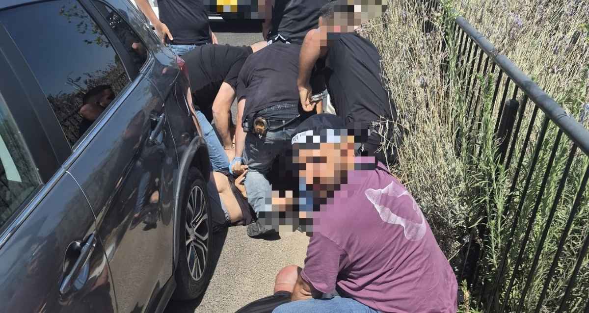 שוטרים עוצרים חוליית פורציפ מקלקיליה, צילום: משטרה