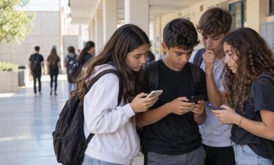 בני נוער מסתכלים בטלפונים הניידים, הדמיית AI: שרון אונליין