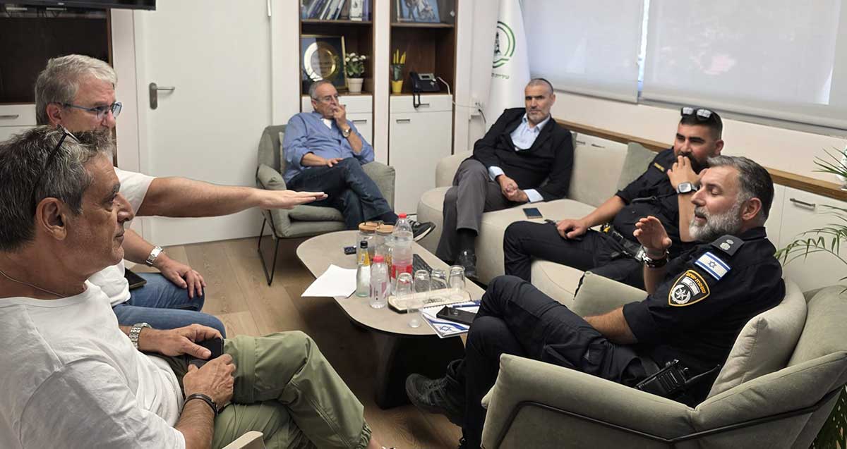 יושבים מסביב לשולחן אובאלי, משמאל - עמוס מגוז, יורם אברהמי, איציק רוכברגר, מפקד משטרת רמת השרון פקד ג'וני זעארתה ומפקד תחנת גלילות סגן ניצב ליאב מנשרוב