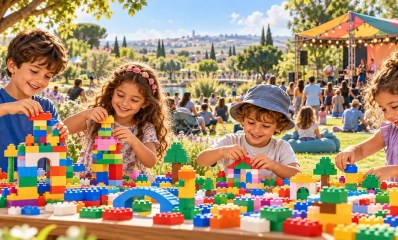 ילדים בונים במשחקי קוביות בפסטיבל חוצות בשרון