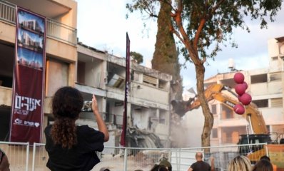 הריסת בניינים ברחוב יצחק אלחנן רמת השרון, צילום: דרור סיתהכל