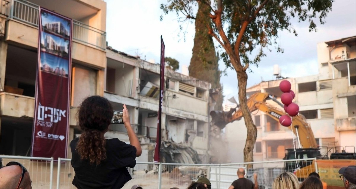 הריסת בניינים ברחוב יצחק אלחנן רמת השרון, צילום: דרור סיתהכל
