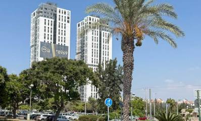 התחדשות עירונית בשכונת תקומה בכפר סבא. שני בניינים גבוהים. על אחד שלט: ענב360 8969*