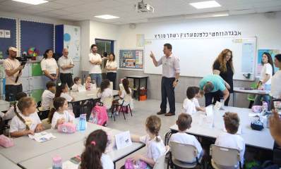 יריב פישר בפתיחת שנה״ל תשפ״ז בכיתת בית ספר יסודי עם התלמידים המורות וצוות שמלווה אותו