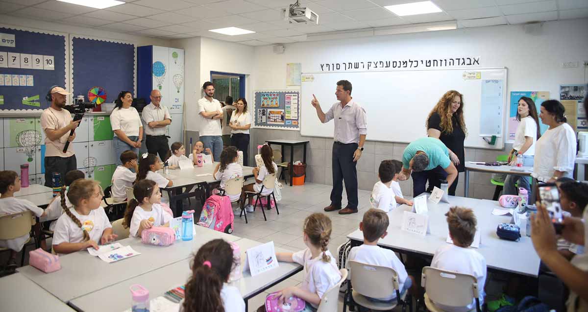 יריב פישר בפתיחת שנה״ל תשפ״ז בכיתת בית ספר יסודי עם התלמידים המורות וצוות שמלווה אותו
