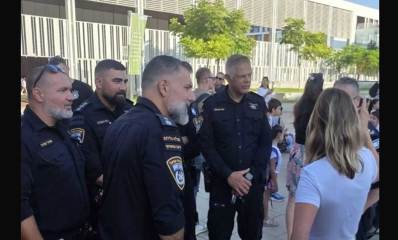 מפקד מרחב ירקון תנ"צ צחי שרעבי בסיור בתי ספר עם מפקד תחנת גלילות סנ"צ ליאב מנשרוב