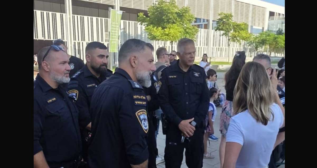 מפקד מרחב ירקון תנ"צ צחי שרעבי בסיור בתי ספר עם מפקד תחנת גלילות סנ"צ ליאב מנשרוב