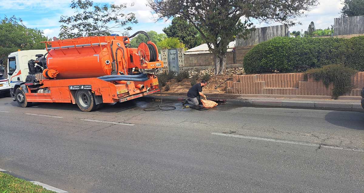 ניקוי קולטנים. רכב כבד עם מכלים לשאיבת הלכלוך מקולטנים.