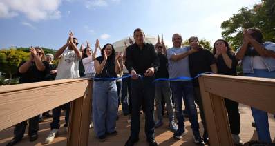 סגן ומ"מ ראש העיר כפר סבא דני הרוש. גוזר סרט כחול