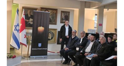 איציק רוכברגר עם יעקב קורצקי בטקס זיכרון ל-7.10 בשגרירות ישראל בגיאורגיה. צילום: עיריית רמת השרון