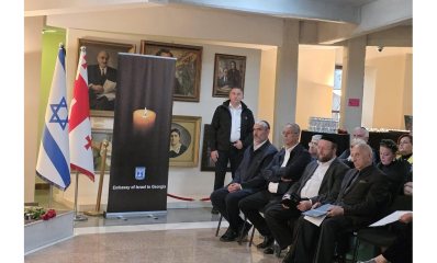 איציק רוכברגר עם יעקב קורצקי בטקס זיכרון ל-7.10 בשגרירות ישראל בגיאורגיה. צילום: עיריית רמת השרון