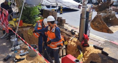 עובדי חברת החשמל בעבודות תשתית ברחוב הרצל בכפר סבא