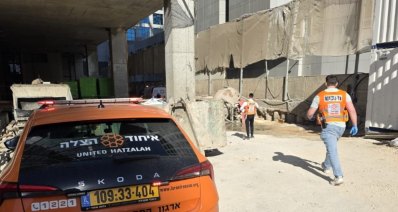 רכב וחובשי איחוד הצלה באתר בנייה ברחוב המנופים בהרצליה