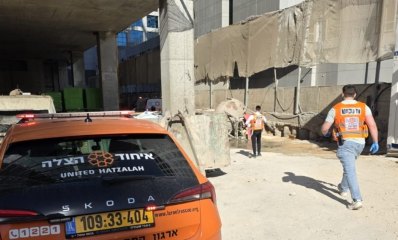 רכב וחובשי איחוד הצלה באתר בנייה ברחוב המנופים בהרצליה