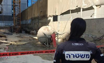 שוטרת בזירת תאונת העבודה באתר בנייה ברחוב המנופים בהרצליה