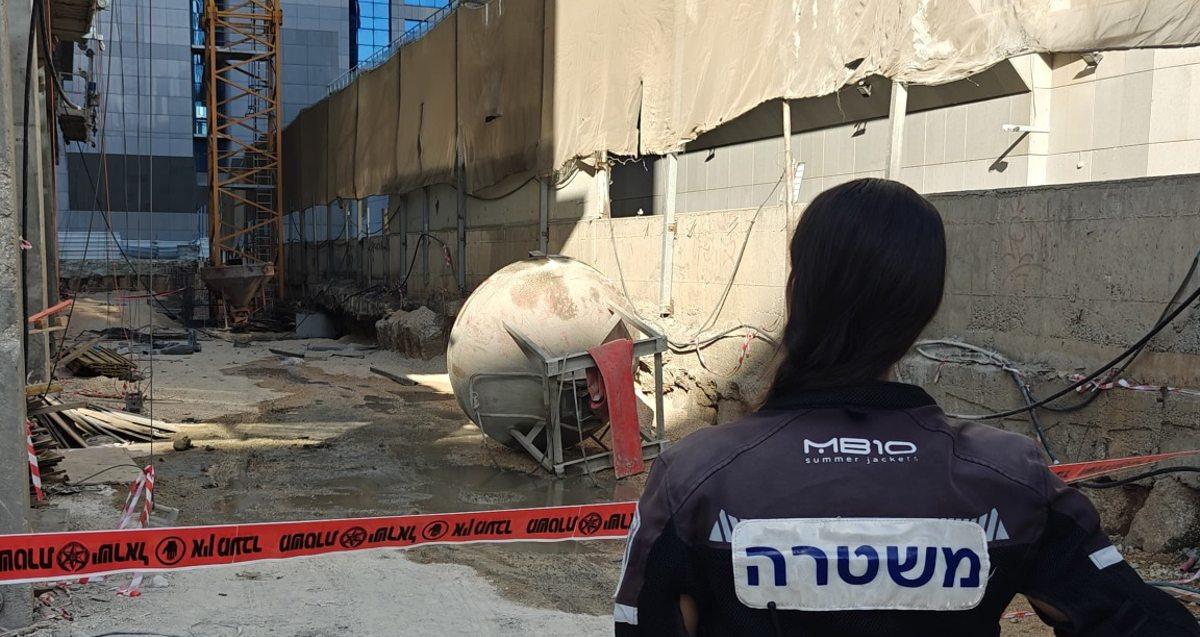 שוטרת בזירת תאונת העבודה באתר בנייה ברחוב המנופים בהרצליה