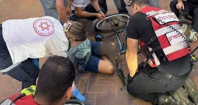 לוחמי אש וצוותי רפואה מטפלים בילד שכידון אופניים חדר לברכו בהוד השרון