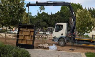 משאית מנוף מציבה ספרייה קהילתית בהוד השרון