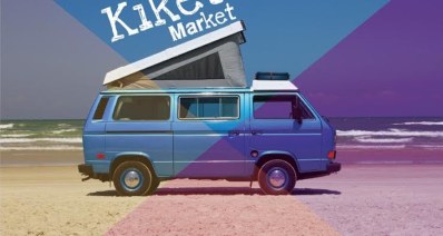 רכב וינטג׳ כחול על חוף הים בעיצוב צבעוני של Kiket Market