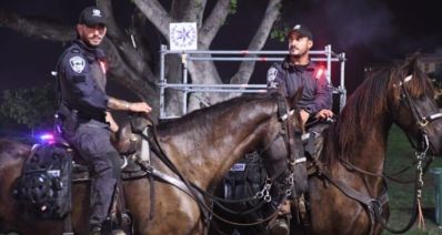 שוטרים רכובים על סוסים בהיערכות לטקס הזיכרון בגני יהושע